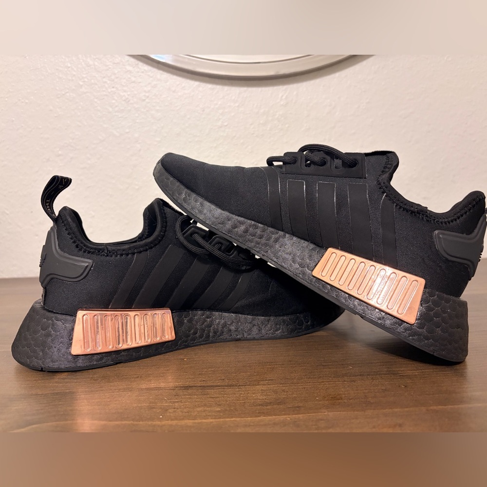 🌹Women’s Adidas RMD R1 Sneakers 🌹 - Picture 3 of 8